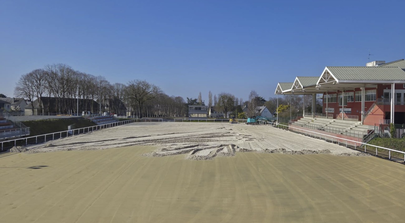 Le sable de l'équitation de Paris 2024 voyage du Château de Versailles a Pôle Hippique de Saint-Lô | Pégase Daily