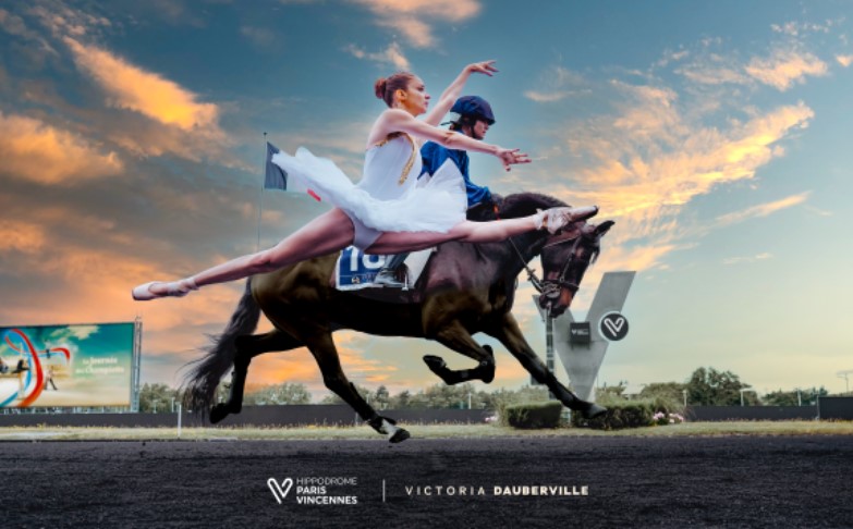 Victoria Dauberville et un cheval, Course hippique trot monté L'Etrier, Gastronomie et Art de vivre équestre à l'hippodrome de Paris Vincennes, cheval et cuisine, Pierre Hermé | Pégase Daily