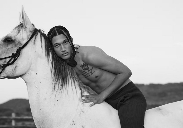 Horse Fashion, Equestrian Editorial, Emporio Armani SS2025 by Bruno Staub : campagne équestre et hommage après le décès de Giorgio Armani | Pégase Daily